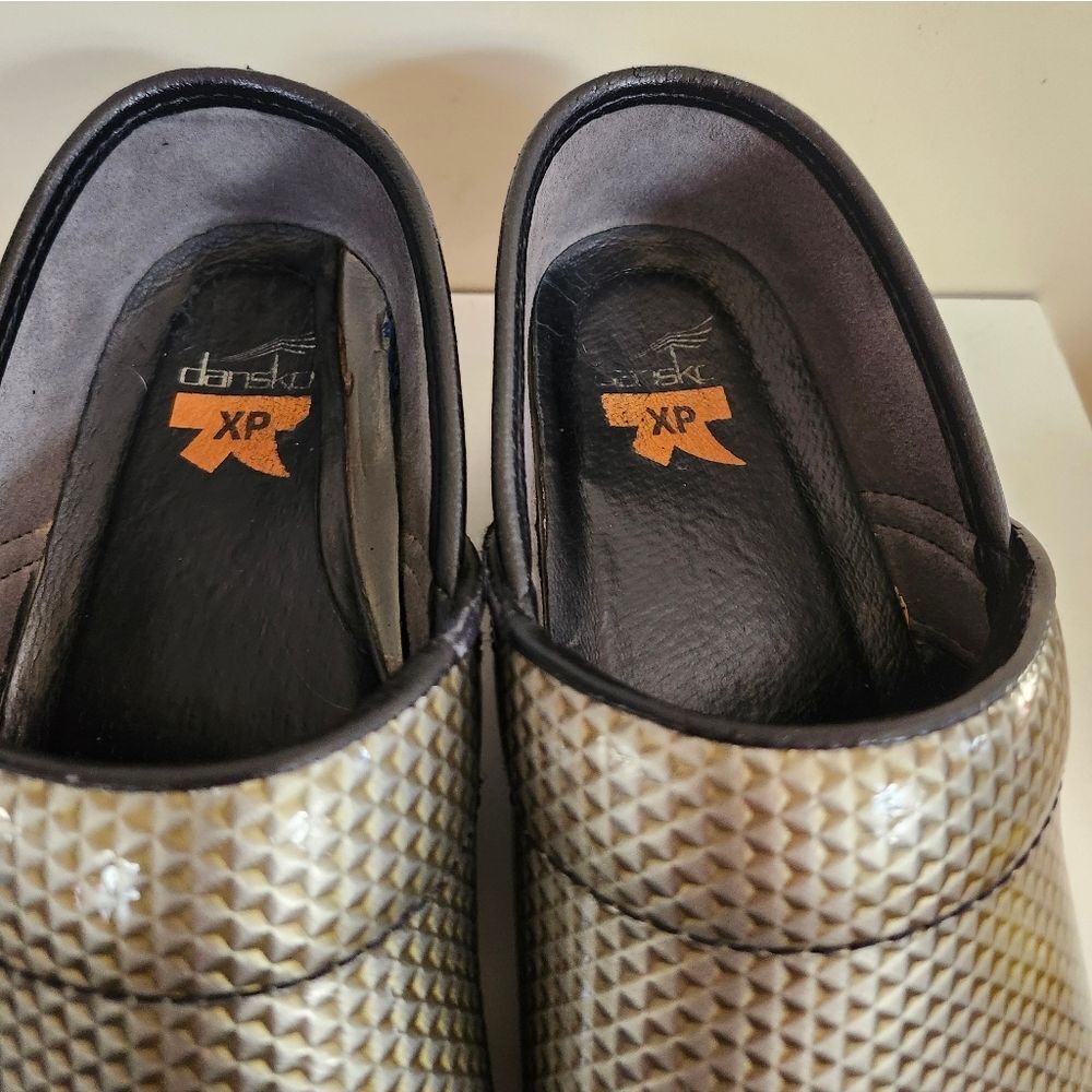 Dansko " XP" Waterproof Metallic Taupe Gray Closed Back Clogs SZ.38/8 Ret.$155 - Picture 4 of 8